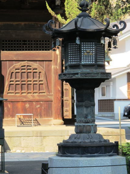 建長寺の灯籠＝朱雀や青龍が彫られている